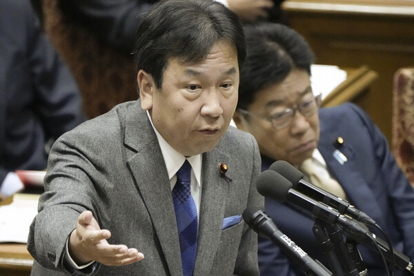 지난 8일 일본 중의원 예산위원회에서 기시다 후미오 총리와 마쓰노 히로카즈 관방장관 등 주요 각료들을 상대로 주요 각료들 및 자민당 간부들의 불법자금 조성 혐의에 대해 추궁하는 에다노 유키오 일본 야당 입헌민주당 대표.  2023.12.8. 연합뉴스