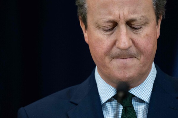 데이비드 캐머런 영국 외교장관이 7일 워싱턴의 미 국무부 청사에서 열린 미-영 공동기자회견에서 발언하던 중 잠시 연단 위를 보고 있다. 2023.12.7. AFP 연합뉴스 