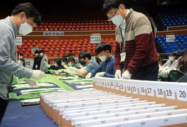 ​제21대 총선 비례대표 선거 투표용지 개표 모습. 2020.4.15​ 연합뉴스