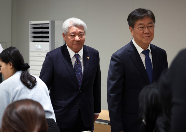 김홍일 방송통신위원장 후보자(가운데) 6일 서울 용산 대통령실 청사에서 소감을 말한 뒤 김대기 대통령 비서실장과 함께 기자실을 나서고 있다. 2023.12.6 연합뉴스