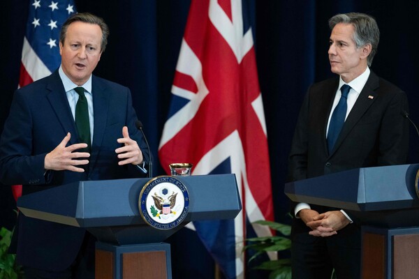 미국을 방문한 데이비드 캐머런 영국 외무장관(왼쪽)과 토니 블링컨 미국 국무장관이 7일(현지시간) 국무부에서 회담한 뒤 기자회견을 하고 있다. 2023.12.07. [AFP=연합뉴스]