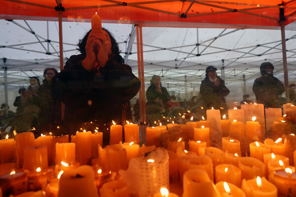 2024학년도 대학수학능력시험일인 16일 오후 서울 종로구 조계사를 찾은 어르신이 수험생인 손자를 위한 촛불공양을 하고 있다. 2023.11.16. 연합뉴스