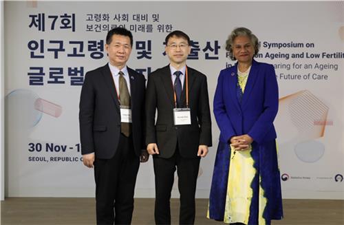 통계청은 유엔인구기금(UNFPA)과 '고령화 사회 대비 및 보건의료의 미래를 위한'이라는 주제로 내달 1일까지 '인구 고령화 및 저출산 글로벌 심포지엄'을 연다고 30일 밝혔다. 사진은 인구 고령화 및 저출산 글로벌 심포지엄에서 기념 촬영하는 관계자들. 2023.11.30. 연합뉴스