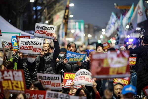 9일 오후 대통령 관저 인근인 서울 용산구 한강진역 앞에서 열린 '68차 촛불대행진'에 참가한 시민들이 "명품뇌물 종합비리 특급범죄자 김건희 특검하라" "김건희 범죄비호 윤석열을 탄핵하라" 등의 구호를 외치고 있다. 2023.12.9. 사진 이호 작가