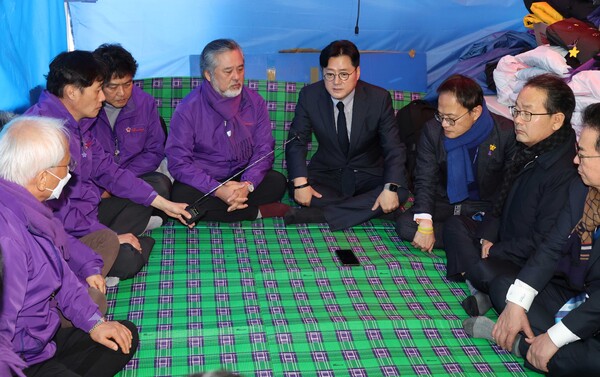 더불어민주당 홍익표 원내대표를 비롯한 의원들이 6일 국회 앞 10.29 이태원 참사 유가족협의회 농성장을 찾아 유가족과 대화를 나누고 있다. 2023.12.6 [공동취재] 연합뉴스