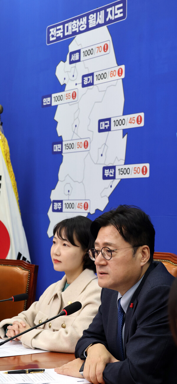 11일 국회에서 열린 더불어민주당 LAB2030 제1호 청년정책 발표 간담회에서 홍익표 원내대표가 발언하고 있다. 왼쪽은 LAB2030 단장인 홍정민 의원. 2023.12.11. 연합뉴스