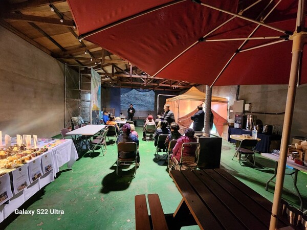 버려진 창고를 리모델링하여 주민들의 공간으로 살려낸 '꿈꾸재'. 지난 주말에는 마을 작가의 수공예품과 고구마, 밤, 은행, 떡, 옥수수 등을 구워 파는 작은 플리마켓을 열었다.  2023. 12. 9.