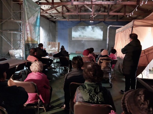 '꿈꾸재'에서는 주민들이 모여 영화를 감상하기도 한다.