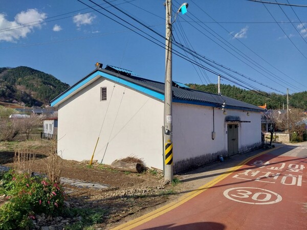 '꿈꾸재'의 외관. 겉모양은 창고지만 안에서는 주민들의 공동활동이 이뤄진다.