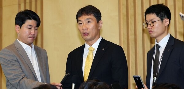 지난 12일 이복현 금융감독원장이 ‘금융감독원장-지주 이사회 의장 간담회’ 이후 기자들과 만나 질문에 답하고 있다. 2023. 12. 12.연합뉴스. 