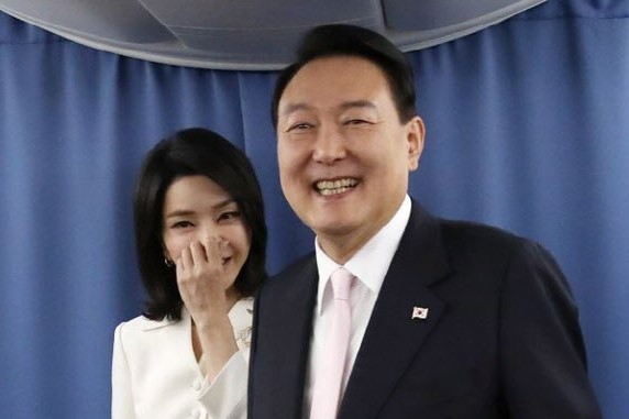 윤석열 대통령과 부인 김건희 씨가 지난해 7월 27일(현지시간) 스페인 마드리드로 향하는 공군 1호기 기내에서 취재진과 인사를 나누고 있다. 부부의 환한 웃음이 귀엽다. 연합뉴스