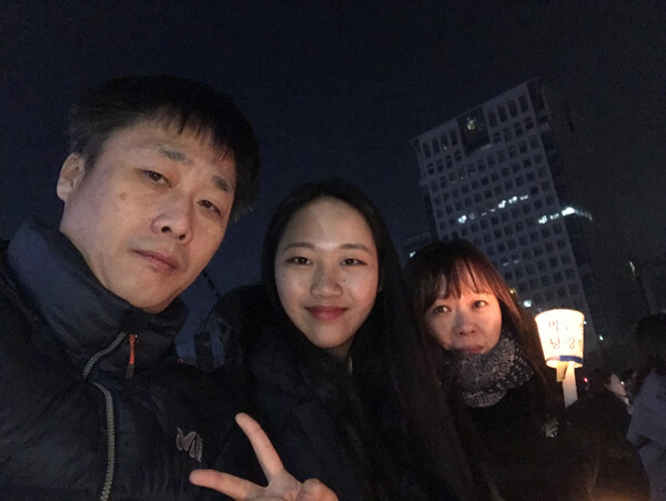 진정호 씨가 딸 세은 씨와 함께 박근혜 탄핵 촛불집회에 참석했을 때 모습