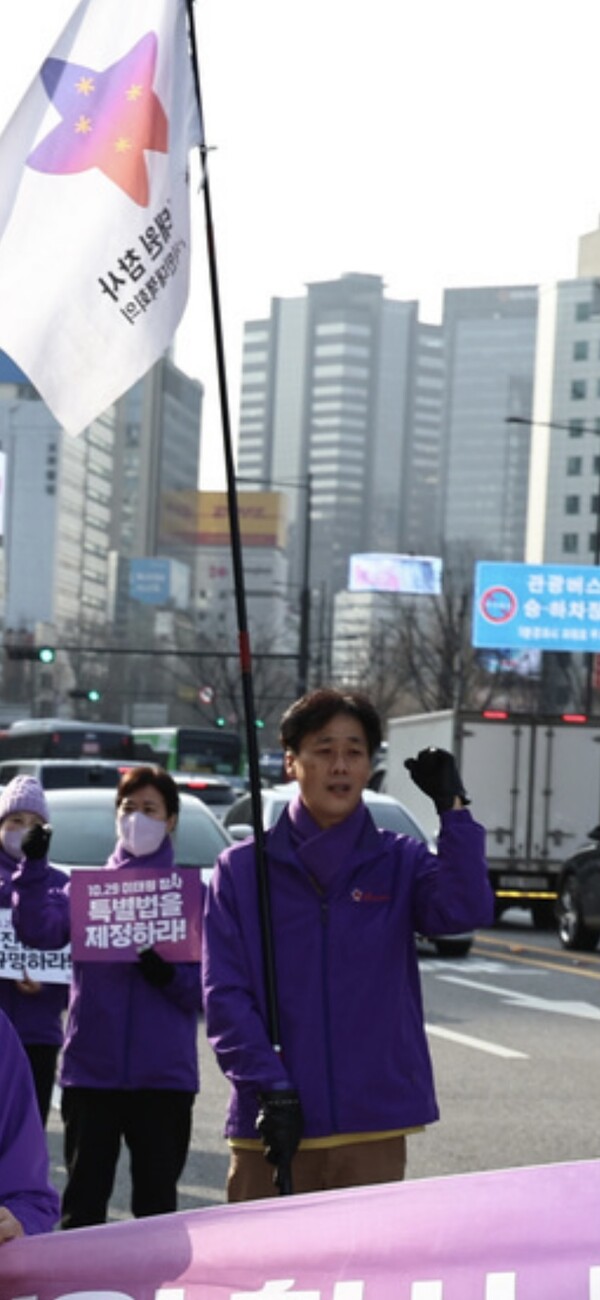 10‧29 이태원 참사 특별법 제정을 촉구하는 거리 행진에 참여한 진정호 씨