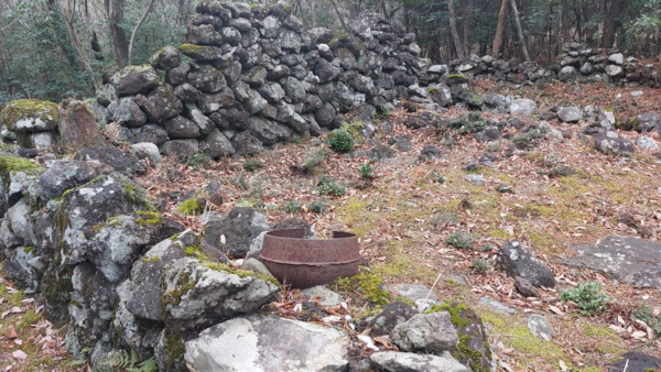 3.1만세운동 이전 항일운동의 진원지이던 법정사 터에 깨지고 녹슨 무쇠솥이 남아있다. © 이봉수