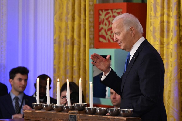 조 바이든 미국 대통령이 11일 백악관 이스트룸에서 열린 유대교 명절 '하누카'(빛의 축제) 리셉션에서 축사를 하고 있다. 2023. 12. 11 [AFP=연합뉴스]
