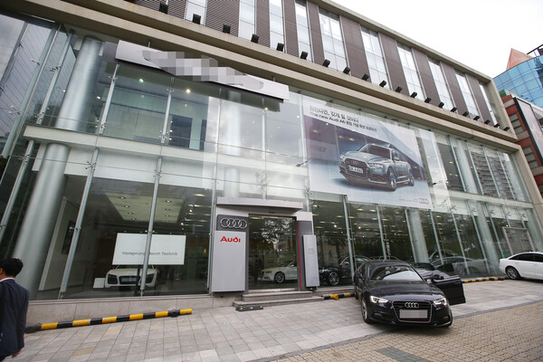 독일 폴크스바겐그룹이 디젤차량 배기가스 저감장치 조작 사태와 관련해 국내에서 첫 소송이 제기됐다. 30일 법무법인 바른에 따르면 폴크스바겐과 아우디 브랜드의 경유차를 소유한 2명이 폴크스바겐그룹과 아우디폭스바겐코리아, 국내 딜러사 등을 상대로 이날 서울중앙지방법원에 부당이득 반환 청구 소송을 냈다. 사진은 이날 오전 서울의 한 아우디 매장. 2015.9.30. 연합뉴스 자료사진