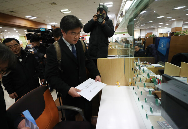 11일 서초동 서울중앙지법에서 소비자주권시민회의 정준호 변호사 등 관계자들이 애플 아이폰 고의 성능 조작 관련 손해배상 소송을 제기하고 있다. 2018.1.11. 연합뉴스 자료사진