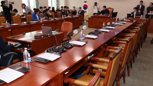 13일 국회에서 부산세계박람회 유치지원 특별위원회 전체회의를 하고 있다. 유치 투표 결과 보고 및 현안 질의를 위한 회의다. 여당과 관련 국무위원들은 참석하지 않았다. 2023.12.13. 연합뉴스