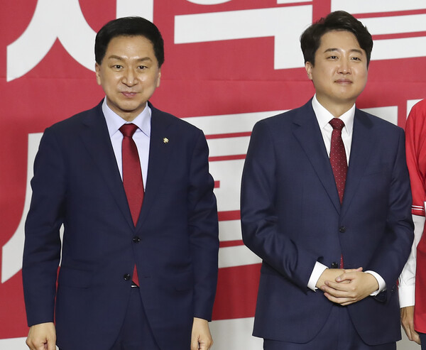 지난 2022년 5월 6일 당시 국민의힘 이준석 대표와 김기현 6·1 지방선거 공동선대위원장이 서울 여의도 국회 의원회관에서 열린 제8회 전국동시지방선거 중앙선대위발대식 및 광역단체장 공천장 수여식에 참석하고 있다. 2023.12.13. [연합뉴스 자료사진]