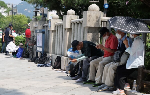통계청은 인구 감소와 고령화 영향으로 50년 뒤인 2072년 국내 인구의 절반은 63세 이상이 될 것이라는 장래인구추계를 14일 발표했따. 사진은 폭염 경보가 발효 중인 가운데 무료 급식을 받기 위해 서울 종로구 탑골공원 앞에 줄을 서있는 어르신들. 2023.8.1. 연합뉴스