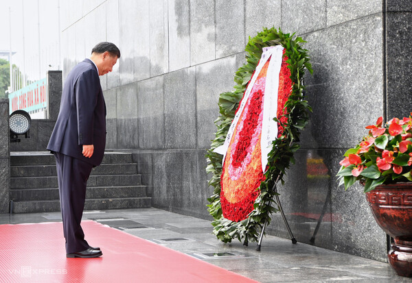 베트남을 국빈방문한 시진핑 중국 국가주석이 13일 베트남의 국부인 호치민의 묘소를 참배하고 있다. 2023 12. 13. 브이엔익스프레스 홈피 캡처