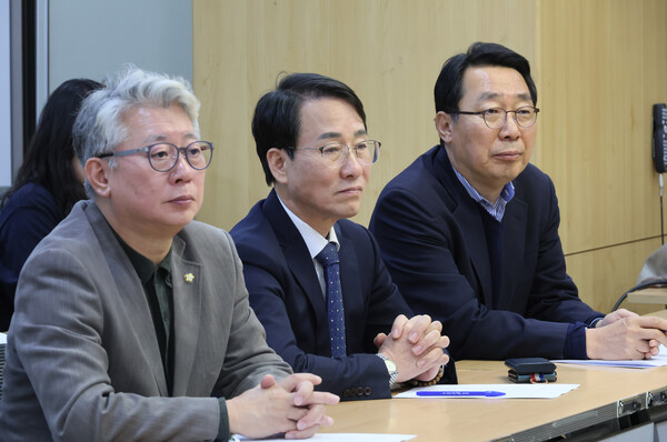 더불어민주당 조응천(왼쪽부터), 이원욱, 윤영찬 의원이 3일 오후 국회 의원회관에서 열린 '원칙과 상식, 안병진 교수에게 듣는다' 간담회에서 안병진 경희대학교 미래문명원 교수의 발언을 경청하고 있다. 2023.12.3. 연합뉴스