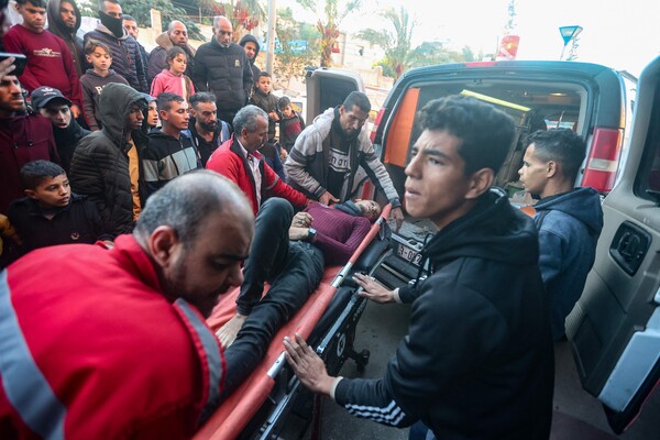 15일(현지시간) 팔레스타인 가자지구 남부 칸 유니스의 나세르 병원으로 부상자가 실려 오자 사람들이 안타까운 표정으로 바라보고 있다. 이스라엘군은 팔레스타인 무장정파 하마스를 궤멸시키겠다며 가자지구 전투가 앞으로 수개월간 계속될 것임을 시사했다. 2023.12.15. AFP 연합뉴스