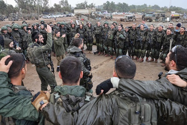 이스라엘 군인들이 지난 13일(현지시간) 남부 국경 지역에서 가자지구로 진입할 준비를 하면서 작전 브리핑을 듣고 있다. 이스라엘은 국제사회의 지지가 없더라도 팔레스타인 무장 정파 하마스와 전쟁을 계속하겠다고 밝혔다. 2023.12.14. AFP 연합뉴스