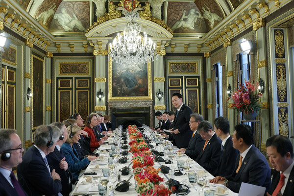 네덜란드를 국빈 방문한 윤석열 대통령이 13일(현지시간) 헤이그 총리실에서 열린 마르크 뤼터 네덜란드 총리 주최 업무 오찬에서 오찬사를 하고 있다. 2023.12.14. [공동취재] 연합뉴스
