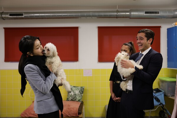 네덜란드를 국빈 방문한 윤석열 대통령의 부인 김건희 여사가 12일(현지시간) 암스테르담 동물보호재단의 반려견 쉼터에서 동물보호 활동가 겸 유튜버인 플로리스 후블 씨와 함께 주인에게 학대당하고 버려진 강아지들을 안아주고 있다. 2023.12.14. [공동취재] 연합뉴스