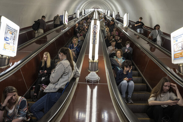 지난 5월 우크라이나 수도 키이우에 대한 러시아군의 로켓 공격을 피해 키이우 시민들이 지하철 역에 모여 있는 모습. 2023.05.29. AP 연합뉴스
