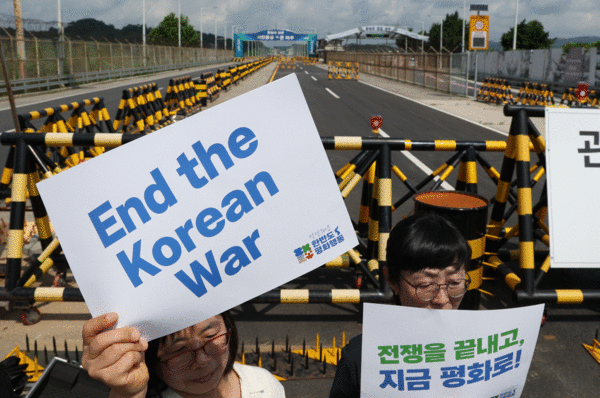 정전협정 70주년인 27일 경기도 파주시 통일대교 남단에서 시민사회 단체 대표자들이 한반도 평화를 촉구하는 피켓을 들고 있다. 2023.7.27. 연합뉴스