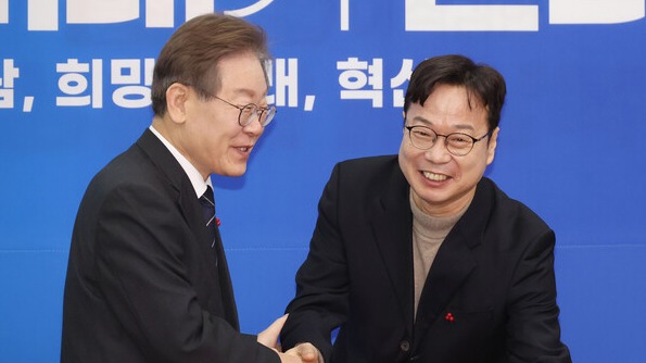 더불어민주당 이재명 대표가 14일 국회에서 열린 2차 인재영입식에서 엔씨소프트 임원 출신 이재성 씨와 인사를 하고 있다. 2023.12.14. 연합뉴스