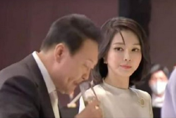 지난해 5월 10일 서울 중구 신라호텔 영빈관에서 열린 대통령 취임 기념 만찬에서 부인 김건희 씨가 윤석열 대통령을 마뜩잖은 듯 바라보고 있다. 온라인 커뮤니티