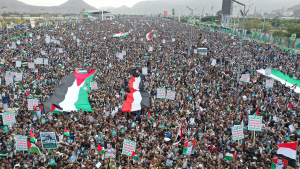후티 반군이 관할하는 예멘의 사나에서 수 만 명의 주민들이 모여 이스라엘의 무차별 가자 폭격을 규탄하고 팔레스타인인에 대한 연대를 표시하는 시위를 벌이고 있다. 2023. 12. 15 [로이터=연합뉴스]