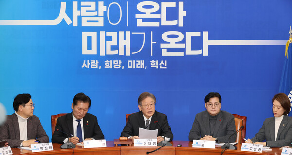 더불어민주당 이재명 대표가 15일 국회에서 최고위원회의를 하고 있다. 2023.12.15. 연합뉴스