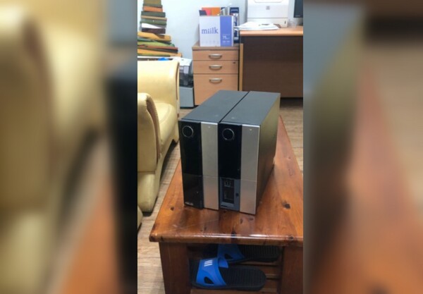 발견된 직후 강사휴게실 티테이블 위에 올려놓은 ‘강사휴게실PC’ 2대. 김민ㅇ 조교 제공.