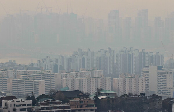 주택경기 전망 여전히 흐림정부의 대대적인 규제완화에도 불구하고 부동산 경기는 바닥을 벗어나지 못하고 있다. 사진은 서울 남산에서 바라본 아파트 단지의 안개가 드리워 흐린 전경. 2023. 02. 12 연합뉴스