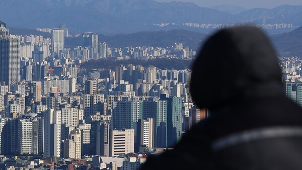 10월 서울 아파트 실거래지수가 소폭 떨어지며 올해 들어 처음 하락세 돌아섰다. 사진은 17일 오후 서울 남산에서 바라본 서울 시내 아파트 단지 모습. 2023.12.17. 연합뉴스