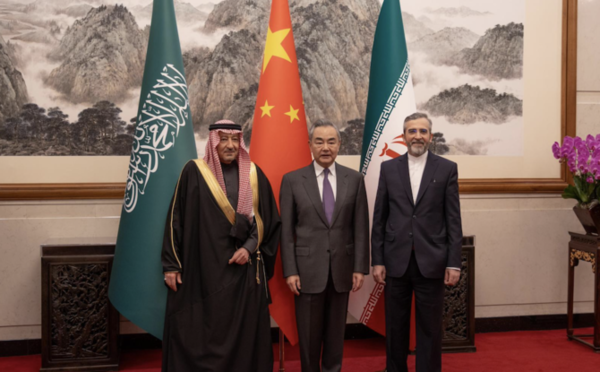 왕이 중국 외교부장(사진 가운데)이15일  베이징에서 사우디아라비아, 이란 외교 차관과 함께 제1차 3자 공동위원회를 개최했다. 2023.12. 15.  아랍 뉴스 홈피 갈무리(SPA)