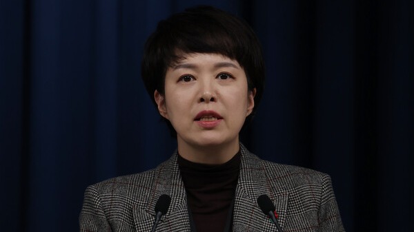 김은혜 대통령실 홍보수석이 9일 오후 서울 용산 대통령실 청사 브리핑룸에서 민주노총 공공운수노조 화물연대본부(화물연대)의 집단운송거부(총파업) 철회 결정에 대한 대통령실 입장에 대해 밝히고 있다. 2022.12.9. 연합뉴스
