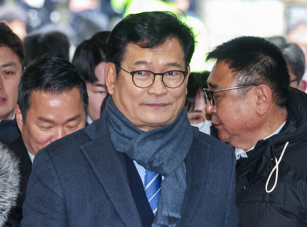 송영길 전 민주당 대표가 18일 오전 서울 서초구 서울중앙지방법원에서 열리는 구속 전 피의자심문(영장실질심사)에 출석하고 있다. 2023.12.18. 연합뉴스