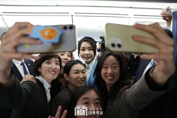 대통령 전용기에서 대통령 부인과 화기애애하게 셀카를 찍는 주류언론사 기자들