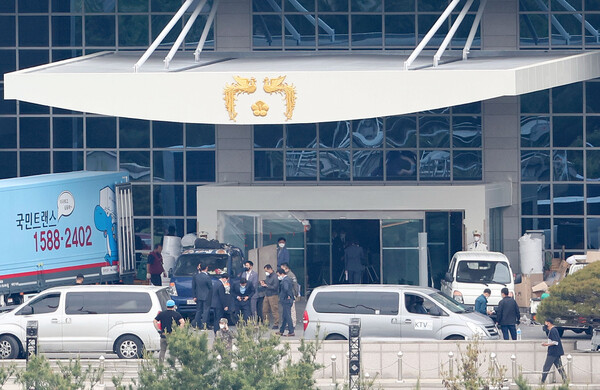 제20대 대통령 취임을 앞둔 8일 대통령 집무실이 들어설 서울 용산구 국방부 청사에 대통령을 상징하는 봉황 장식이 걸려 있다. 2022.5.8 연합뉴스