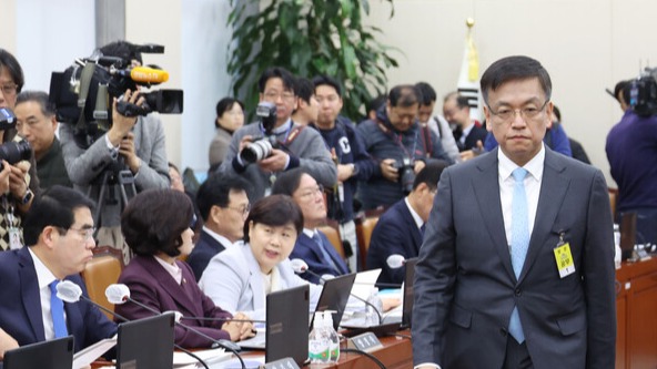 최상목 경제부총리 겸 기획재정부 장관 후보자가 19일 국회에서 열린 인사청문회에서 선서문을 전달한 뒤 자리로 돌아가고 있다. 2023.12.19. 연합뉴스