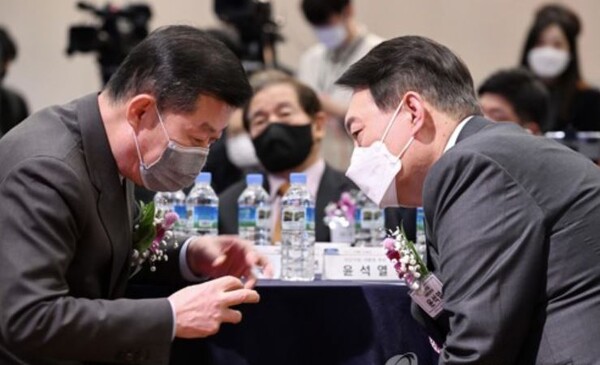 윤석열 대통령이 대선 후보 시절이었던 2022년 2월 10일 서울에서 열린 재경전라북도민회 신년 인사회에서 김홍국 회장과 대화를 하고 있다. 2022.2.10. [국회사진기자단] 연합뉴스