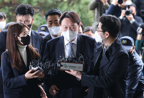 윤석열 검찰총장이 2021년 3월 4일 서울 서초구 대검찰청에 출근해 총장직 사퇴를 밝히고 있다. 2021.3.4. 연합뉴스 자료사진