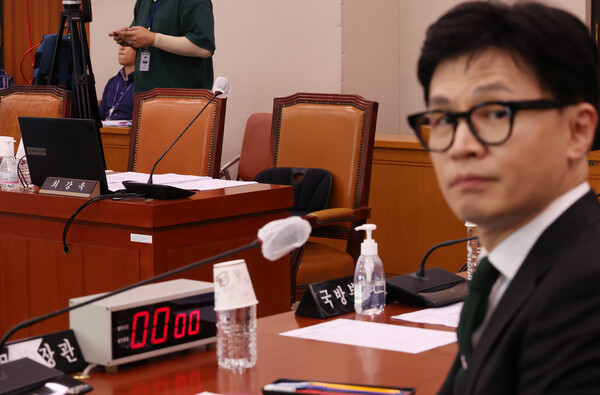 18일 국회에서 열린 법제사법위원회 전체회의에 더불어민주당 최강욱 의원의 자리가 비어있다. 오른쪽은 한동훈 법무장관. 최 의원은 조국 전 법무부 장관의 아들에게 허위 인턴 확인서를 써준 혐의로 이날 대법원에서 의원직 상실형을 확정받았다. 2023.9.18. 연합뉴스