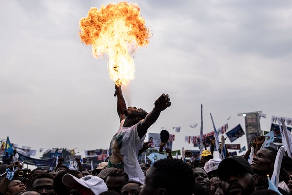 18일 재선에 나선 펠릭스 치세케디 민주콩고 대통령을 지지하는 주민들이 수도 킨샤사에서 열린 유세 도중 불쇼를 하고 있다. 2023.12.18. AFP 연합뉴스 
