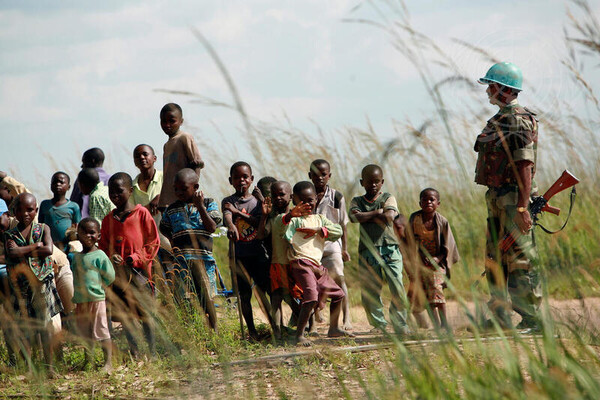 민주콩고 동부 카탕가 국립공원 지역에 주둔하는 유엔 평화유지군 병사 앞에 아이들이 몰려 있다. 2007.3.1. UN Photo/Myriam Asmani